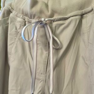 Lululemon cropped studio pant size 10. Great for travel. Putty colour